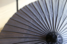 画像をギャラリービューアに読み込む, 日傘【二重張　薄墨×柿渋鉄】（軒黒） - 和傘CASA
