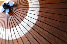 画像をギャラリービューアに読み込む, 蛇の目傘【中張　柿渋染(黒柿)×白胡粉】 (女竹) - 和傘CASA
