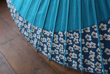 画像をギャラリービューアに読み込む, 日傘【月奴　ターコイズ×白花青】 - 和傘CASA
