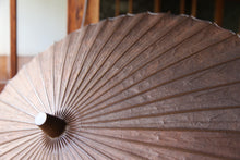 画像をギャラリービューアに読み込む, 日傘【二重張　柿渋染手漉き美濃和紙（黒柿）×透かし和紙水玉（小）】
