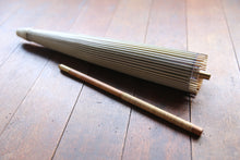 Cargar imagen en el visor de la galería, Sombrilla [de doble capa, teñida irregularmente, de color blanco verdoso].
