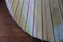 Cargar imagen en el visor de la galería, Sombrilla [de doble capa, teñida irregularmente, de color blanco verdoso].
