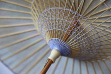 Cargar imagen en el visor de la galería, Sombrilla [de doble capa, teñida irregularmente, de color blanco verdoso].
