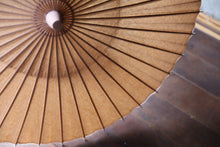 Cargar imagen en el visor de la galería, 日傘【二重張　柿渋染手漉き美濃和紙（原液）×透かし和紙水玉（小）】 - 和傘CASA
