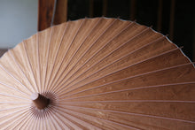 Cargar imagen en el visor de la galería, 日傘【二重張　柿渋染手漉き美濃和紙（原液）×透かし和紙水玉（小）】 - 和傘CASA
