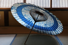 画像をギャラリービューアに読み込む, 蛇の目傘【輪　ギャラクシー×藍（赤骨）】（女竹） - 和傘CASA
