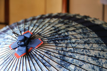 画像をギャラリービューアに読み込む, 蛇の目傘【輪　ギャラクシー×藍（赤骨）】（女竹） - 和傘CASA
