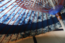 画像をギャラリービューアに読み込む, 蛇の目傘【輪　ギャラクシー×藍（赤骨）】（女竹） - 和傘CASA
