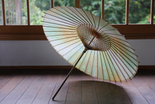 Load image into Gallery viewer, 日傘【二重張 かすみ染め オレンジグリーン×白】（女竹） - 和傘CASA
