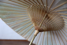 Load image into Gallery viewer, 日傘【二重張 かすみ染め オレンジグリーン×白】（女竹） - 和傘CASA
