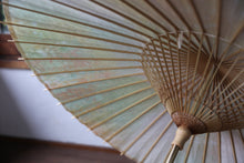 Load image into Gallery viewer, 日傘【二重張 かすみ染め オレンジグリーン×白】（女竹） - 和傘CASA
