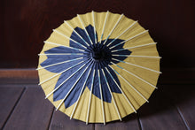 画像をギャラリービューアに読み込む, まめ和傘【切継ぎ　桜（黄色×黒）】 - 和傘CASA
