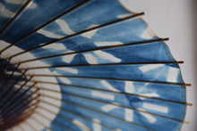 画像をギャラリービューアに読み込む, 蛇の目傘【石徹白藍染2024　中張　光彩】
