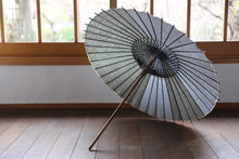 画像をギャラリービューアに読み込む, 日傘【二重張　バイカラー（グレーグリーン）×落水紙（黒骨）】
