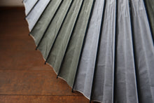 画像をギャラリービューアに読み込む, 日傘【二重張　バイカラー（グレーグリーン）×落水紙（黒骨）】
