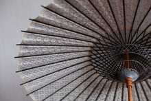 画像をギャラリービューアに読み込む, 日傘【二重張　バイカラー（グレーグリーン）×落水紙（黒骨）】
