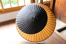 Cargar imagen en el visor de la galería, 蛇の目傘【月奴　黒×柿渋】（木柄） - 和傘CASA
