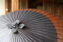 Cargar imagen en el visor de la galería, 蛇の目傘【月奴　黒×柿渋】（木柄） - 和傘CASA
