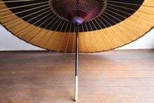 Cargar imagen en el visor de la galería, 蛇の目傘【月奴　黒×柿渋】（木柄） - 和傘CASA
