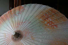 画像をギャラリービューアに読み込む, 日傘【二重張 かすみ染め オレンジグリーン×白】 - 和傘CASA
