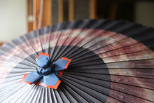 画像をギャラリービューアに読み込む, 蛇の目傘【助六　紫黒×かすみ染め（ベリー）】 - 和傘CASA
