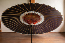 Cargar imagen en el visor de la galería, 蛇の目傘【中張　紫黒×かすみ染め（ブルー系）】 - 和傘CASA
