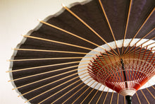 Cargar imagen en el visor de la galería, 蛇の目傘【中張　紫黒×かすみ染め（ブルー系）】 - 和傘CASA
