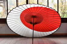 Load image into Gallery viewer, 蛇の目傘【月奴　赤×白】 - 和傘CASA
