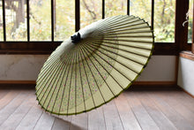 Cargar imagen en el visor de la galería, 蛇の目傘【月奴　花柄×若葉色】 - 和傘CASA
