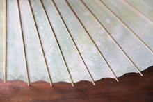 Cargar imagen en el visor de la galería, 日傘【網代 かすみ染め イエローグリーン】 - 和傘CASA
