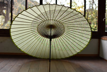 Cargar imagen en el visor de la galería, 蛇の目傘【月奴　花柄×若葉色】 - 和傘CASA
