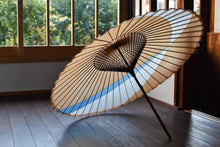 画像をギャラリービューアに読み込む, 蛇の目傘【交叉　柿渋×水色(白)】 - 和傘CASA
