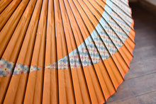 画像をギャラリービューアに読み込む, 蛇の目傘【交叉　オレンジ×小紋(水色)】 - 和傘CASA
