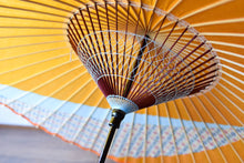 画像をギャラリービューアに読み込む, 蛇の目傘【交叉　オレンジ×小紋(水色)】 - 和傘CASA
