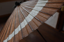 画像をギャラリービューアに読み込む, 蛇の目傘【三日月　柿渋鉄】 - 和傘CASA
