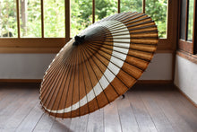 Load image into Gallery viewer, 蛇の目傘【三日月　柿渋鉄ムラ染め】 - 和傘CASA
