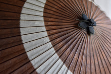 Load image into Gallery viewer, 蛇の目傘【三日月　柿渋鉄ムラ染め】 - 和傘CASA
