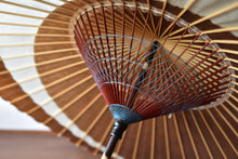 Load image into Gallery viewer, 蛇の目傘【三日月　柿渋鉄ムラ染め】 - 和傘CASA
