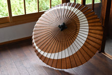 Load image into Gallery viewer, 蛇の目傘【三日月　柿渋鉄ムラ染め】 - 和傘CASA
