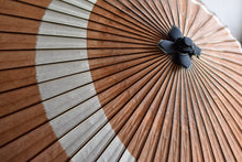 画像をギャラリービューアに読み込む, 蛇の目傘【三日月　柿渋鉄】 - 和傘CASA
