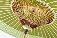 画像をギャラリービューアに読み込む, 蛇の目傘【軒奴　鶯色×ガラスボタン】 - 和傘CASA
