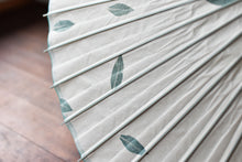 画像をギャラリービューアに読み込む, 日傘【二重張　幸草紙工房 写し染め「藍の葉」× 水色】 - 和傘CASA
