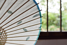 画像をギャラリービューアに読み込む, 日傘【二重張　幸草紙工房 写し染め「藍の葉」× 水色】 - 和傘CASA
