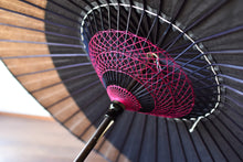 Load image into Gallery viewer, 日傘【月奴　黒×柿渋(ローズピンク)】 - 和傘CASA
