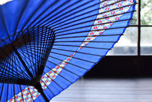 画像をギャラリービューアに読み込む, 蛇の目傘【交叉　青×丸模様】 - 和傘CASA
