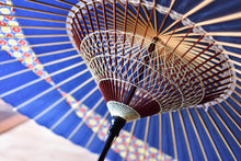 画像をギャラリービューアに読み込む, 蛇の目傘【交叉　青×丸模様】 - 和傘CASA
