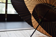 画像をギャラリービューアに読み込む, 蛇の目傘【交叉　黒×柿渋】 - 和傘CASA
