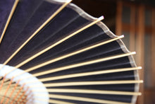 Load image into Gallery viewer, 蛇の目傘【中張　紫黒×白胡粉】 - 和傘CASA
