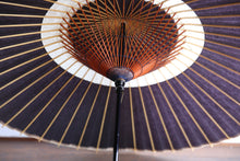 Load image into Gallery viewer, 蛇の目傘【中張　紫黒×白胡粉】 - 和傘CASA
