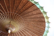 Cargar imagen en el visor de la galería, Sombrilla [Kakishibu (caqui negro) x Kasumi-zome (amarillo verde)]
